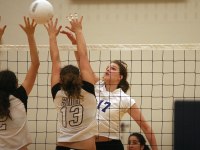 Mujeres jugando voleibol