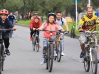 Familia en la ciclovía