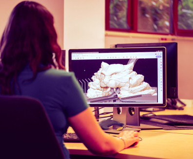 Mujer trabajando en computador