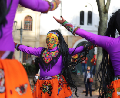 Mujeres bailando con trajes típicos
