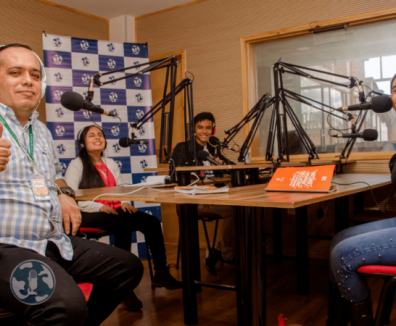 Justicia Social - Personas en cabina de radio