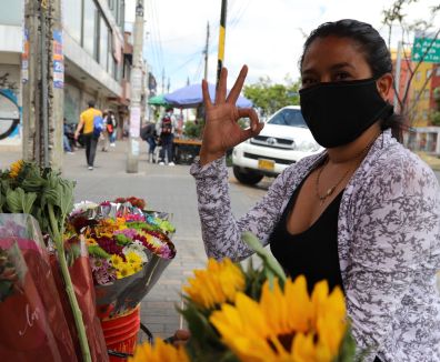 Mujer vendiendo flores