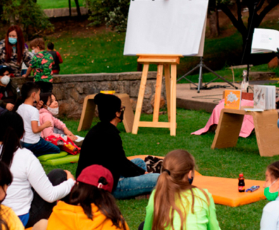 Profesor enseñando a niñas y niños