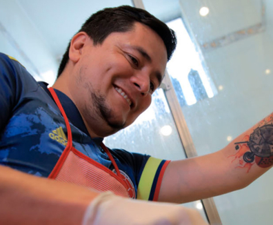 Hombre realizando  actividades del hogar