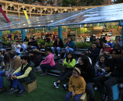 Grupo de personas en una feria