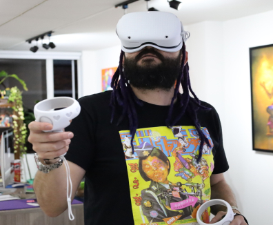Hombre con gafas de realidad virtual