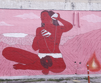Mural de una mujer escuchando su corazón