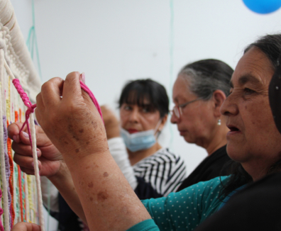 Mujeres tejiendo
