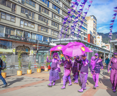 Grupo de personas vestidas de violeta