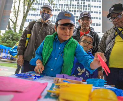 Hombres y niños participando de la Escuela de Hombres al Cuidado