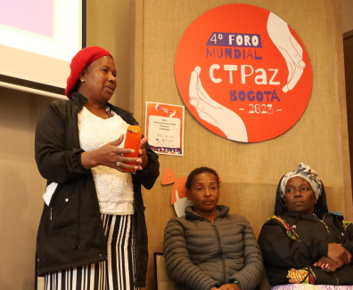 Tres mujeres afro en foro de paz