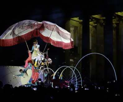 Persona montando en bicicleta gigante