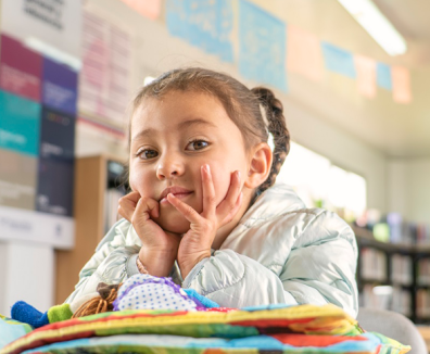 Niña mirando a una cámara