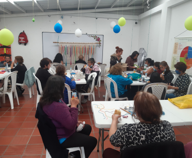 Mujeres mayores tejedoras