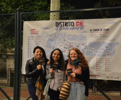 tres mujeres jóvenes posando
