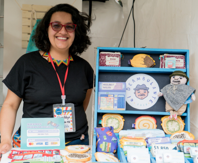 Mujer sonriendo mostranto unos productos