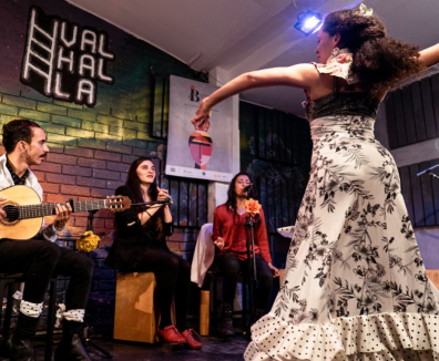 Mujer bailando flamenco