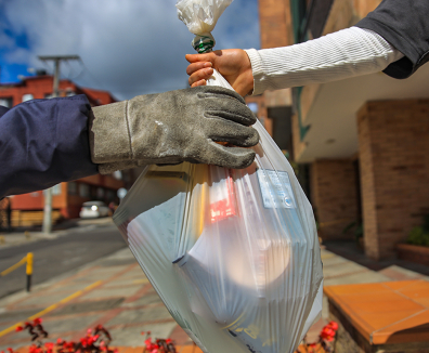 Personas pasando una bolsa de basura