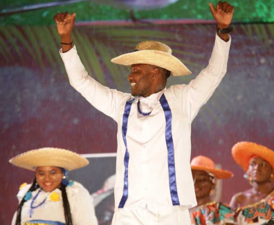 Hombre afro bailando