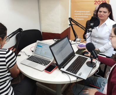 Tres mujeres grabando audio