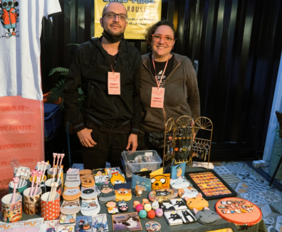 Dos personas posando