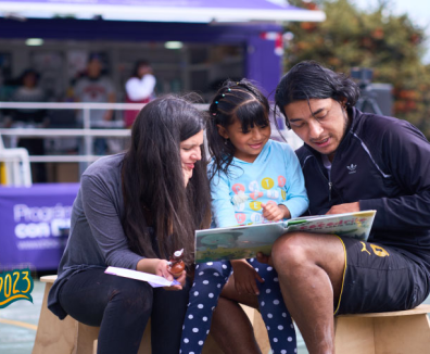 Tres personas leyendo un libro