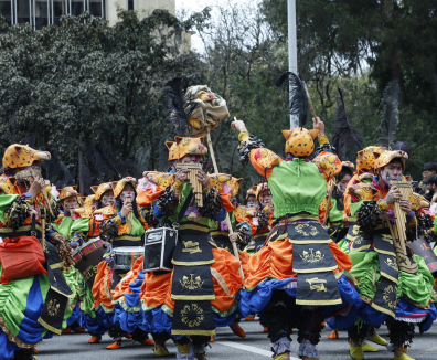 Comparsa colorida, representando animales 