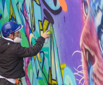 Hombre pintando mural