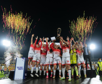 Futbolistas femeninas celebrando