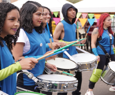 Mujeres tocando tambores