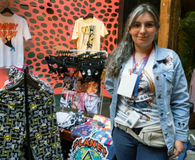 Mujer exhibiendo productos