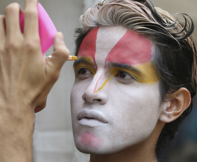 Hombre maquillándose