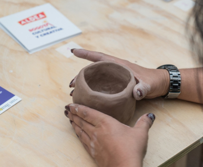 PErsona moldeando cerámica