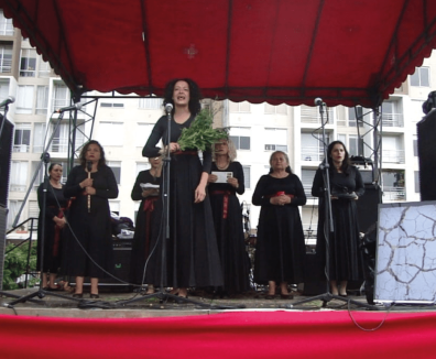 Grupo de mujeres cantando