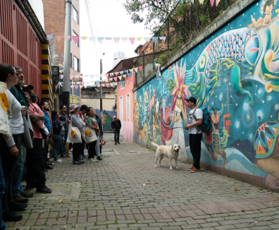 Personas recorriendo Bogotá