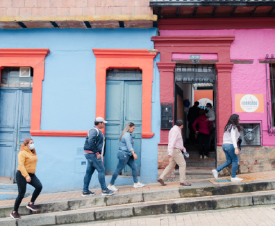 Gente caminando por una calle colonial