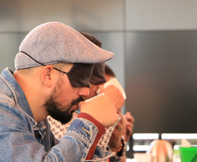 Persona catando café