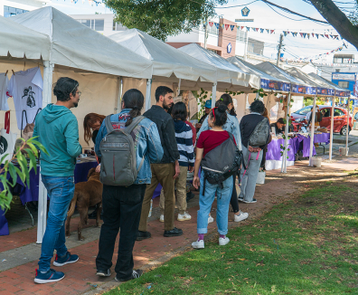 Personas en una feria