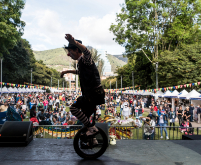 Persona en monociclo