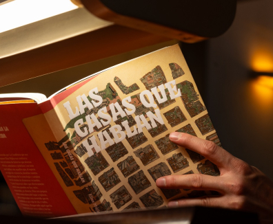 Persona sosteniendo libro