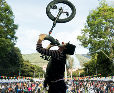 Persona haciendo malabares con monociclo