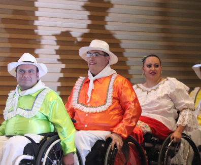 Personas en silal de ruedas bailando