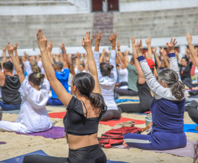 Personas haciendo yoga