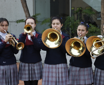 Niñas tocando trompeta