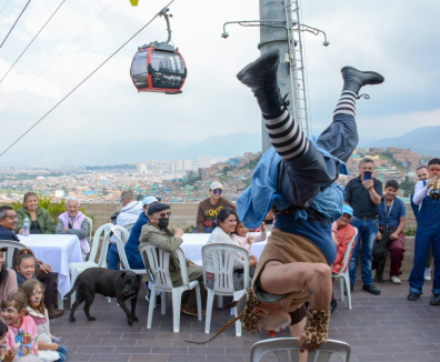 Persona haciendo break dance