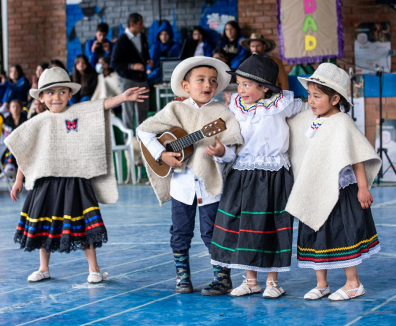 Niños y niñas bailando