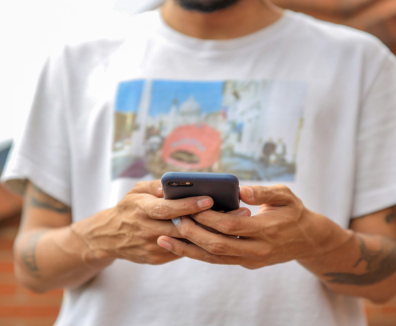 Hombre sosteniendo un celular