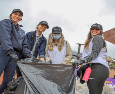Personas recogiendo basura