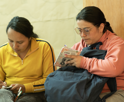 Dos mujeres leyendo