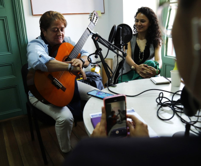 Dos mujeres hablando